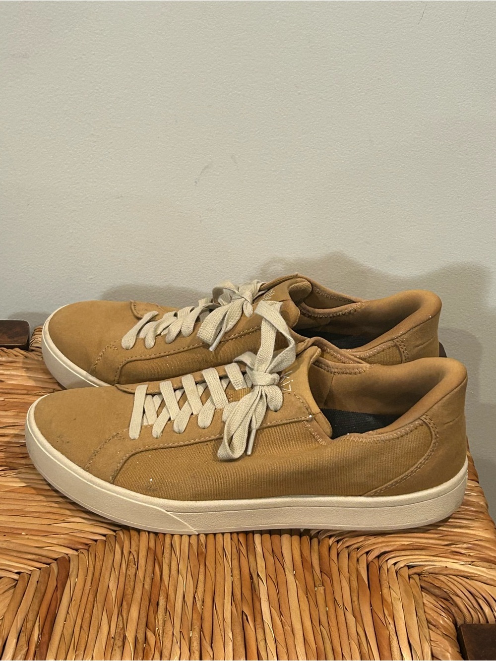 Kizik Low-Top Casual Sneakers in Tan with Cream Laces men’s size 7.5/women’s 9